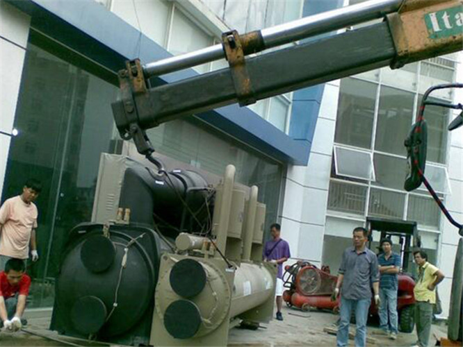 平江县随车吊和汽车吊的核心区别是什么？哪种更省钱？